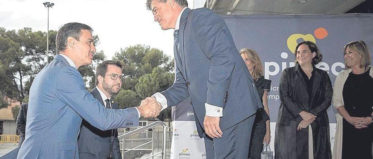 Pedro Sánchez y Pere Aragonés saludan Antoni Cañete, con Ada Colau observando, en los premios Pimec.