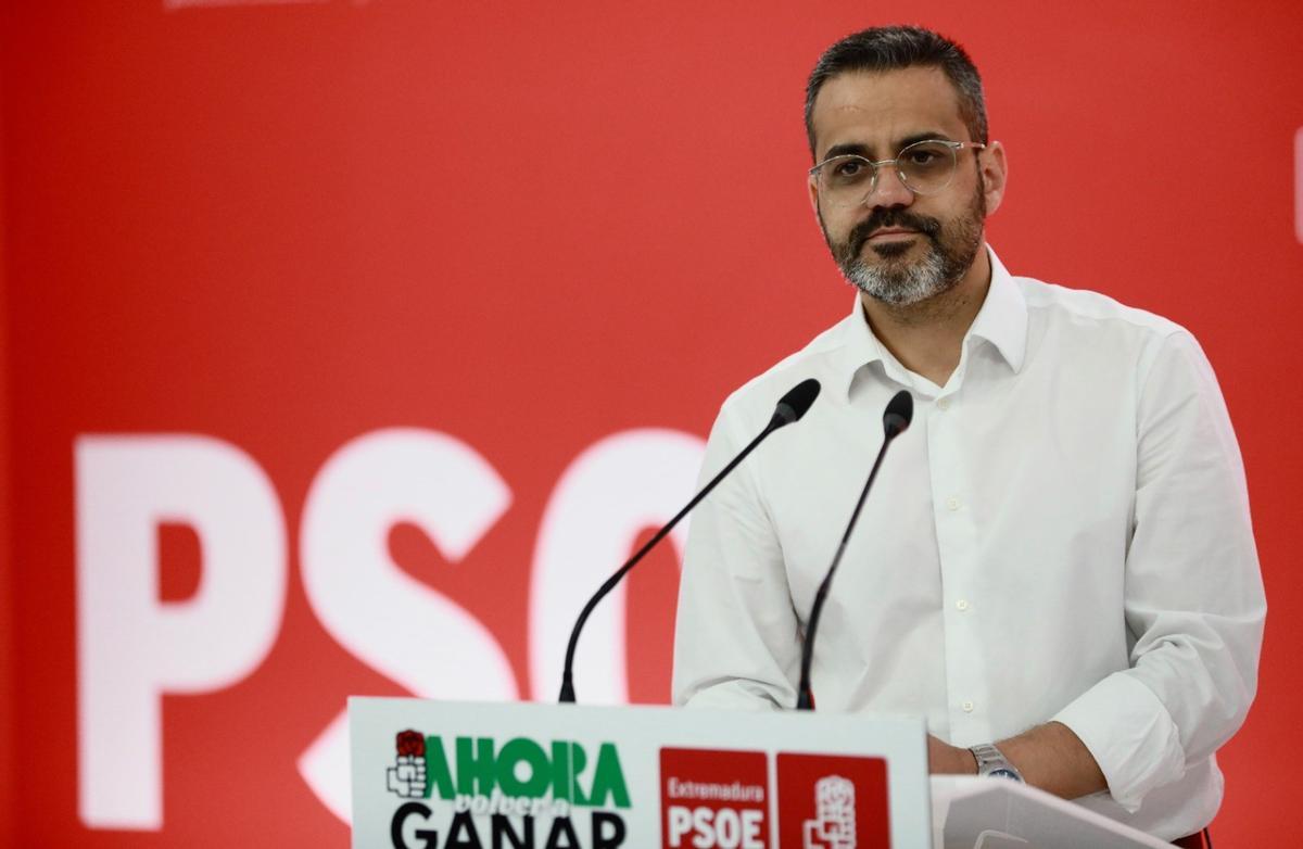 El portavoz del PSOE de Extremadura, Manuel José González Andrade, en rueda de prensa