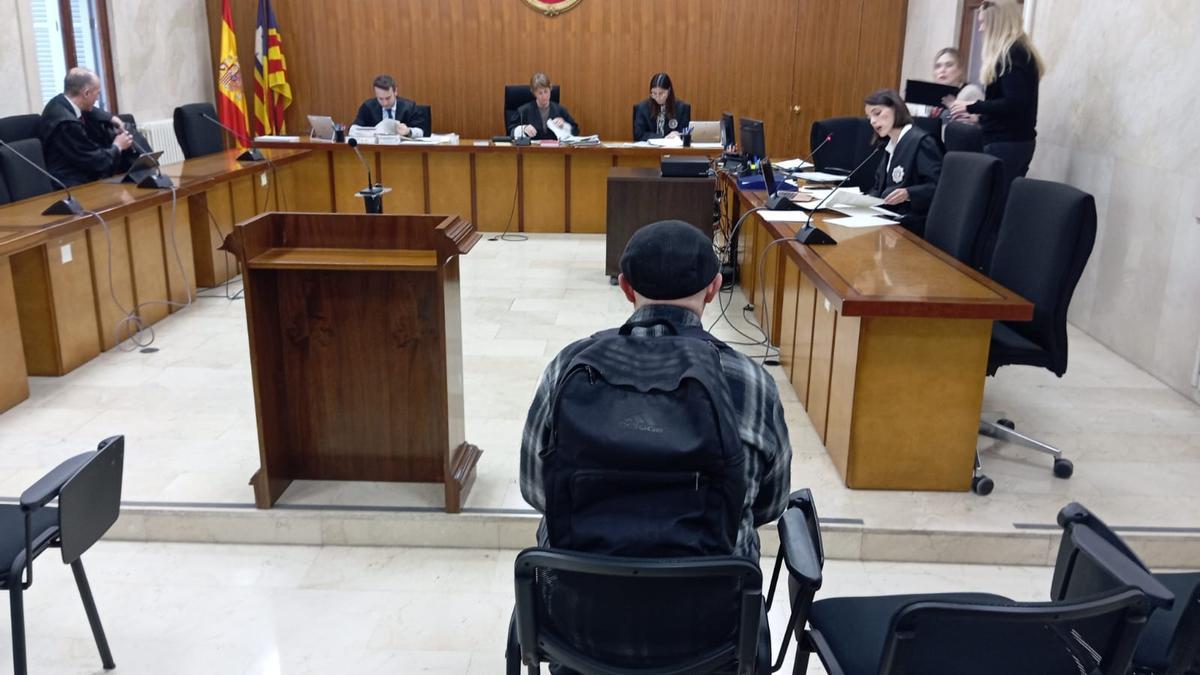 El hombre condenado, hoy durante la vista celebrada en la Audiencia de Palma.