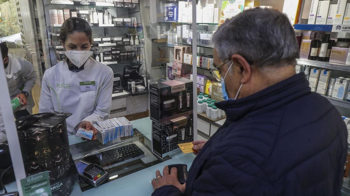 Venta de antígenos en 
una farmacia de 
València. paco calabuig