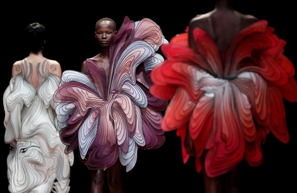 Los modelos presentan creaciones de la diseñadora holandesa Iris van Herpen como parte de su colección de Alta Costura Primavera-Verano 2019 en París, Francia.