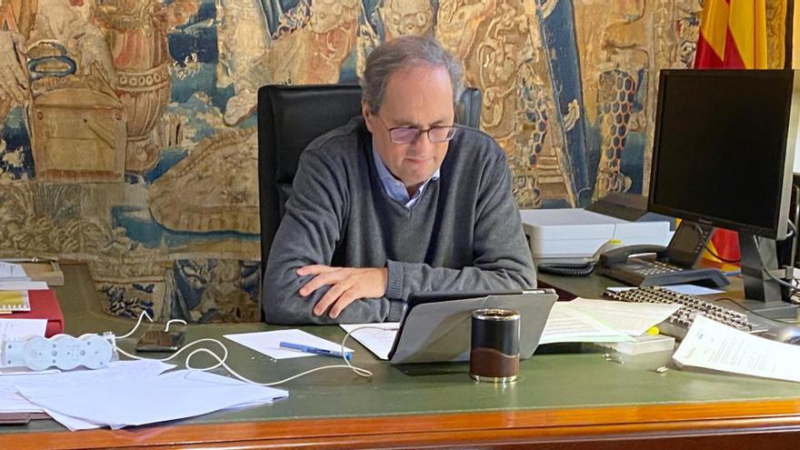 El president de la Generalitat, Quim Torra, assegut al seu despatx