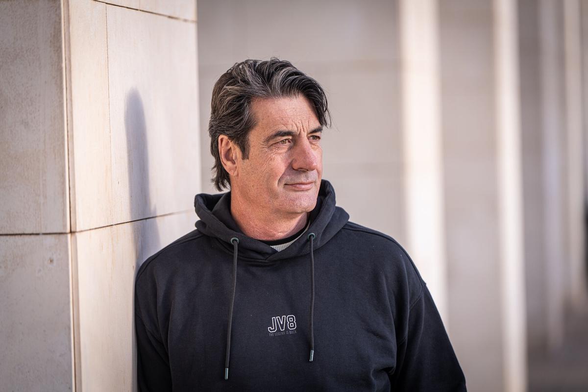 Jordi Villacampa, exjugador de baloncesto, posa para EL PERIÓDICO en Badalona.