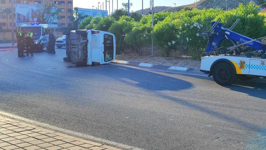 Una mujer resulta herida leve al volcar el vehículo en el que viajaba de copiloto en Alicante