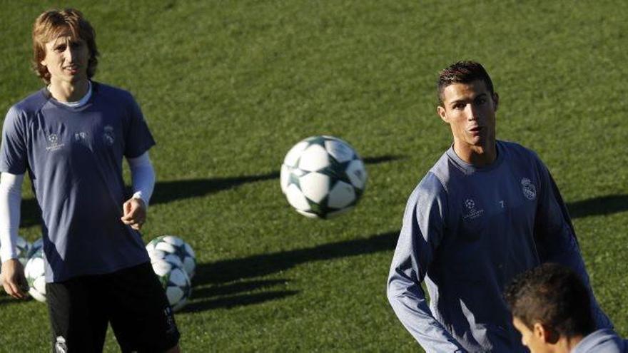 Luka Modric i Cristiano Ronaldo durant l&#039;entrenament d&#039;ahir a Madrid