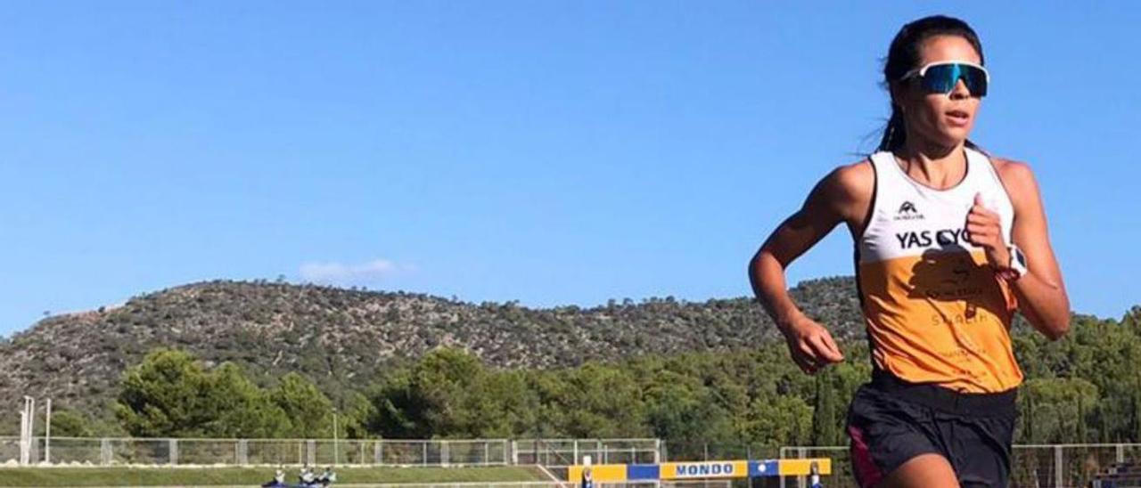 Joselyn Brea durante un
entrenamiento en las pistas de atletismo de Calvià. |  DM