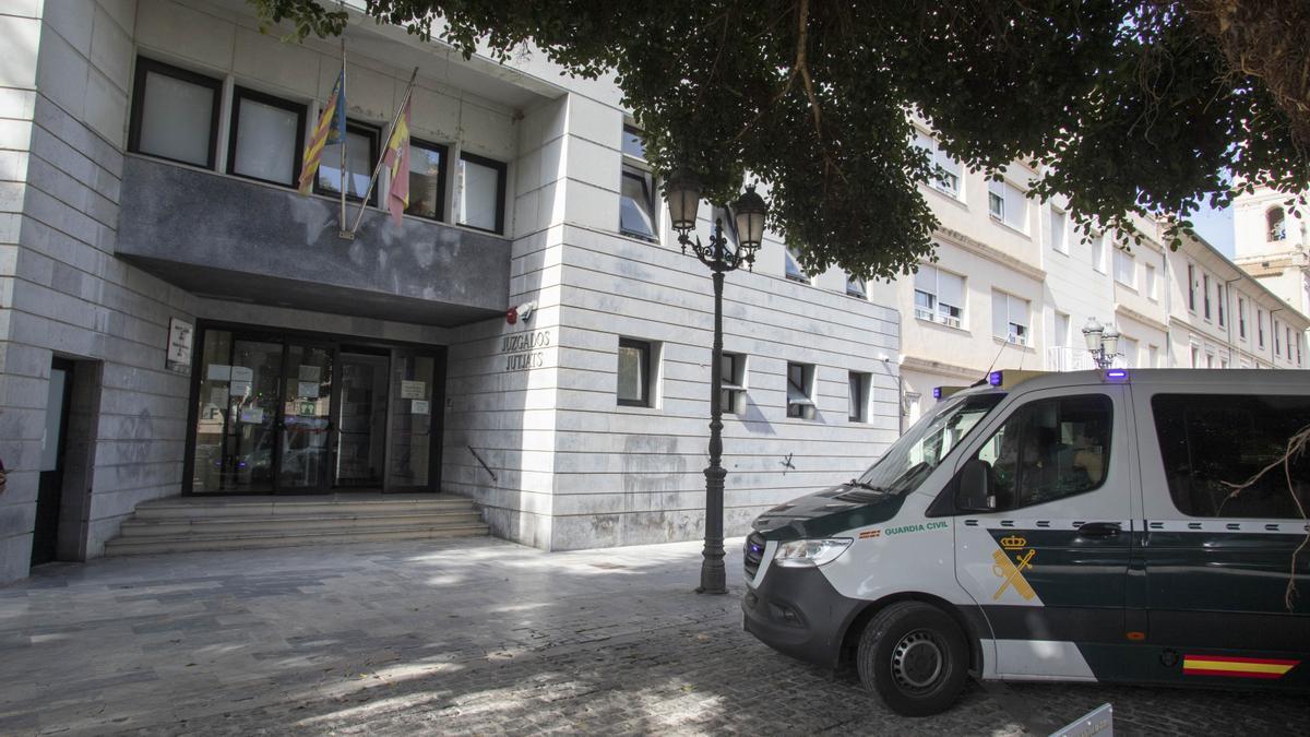 Acceso a una de las sedes judiciales de Sueca, en una imagen de archivo.