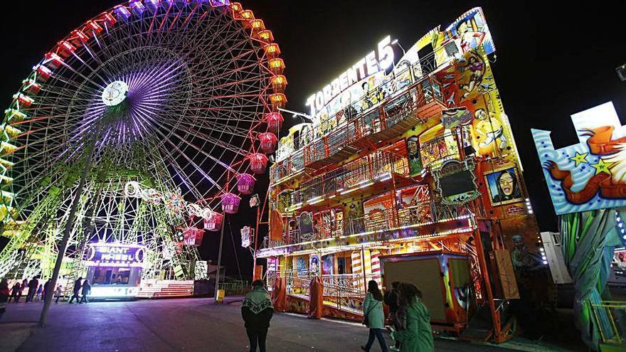 La tradicional noria de la Feria de Navidad de Alicante