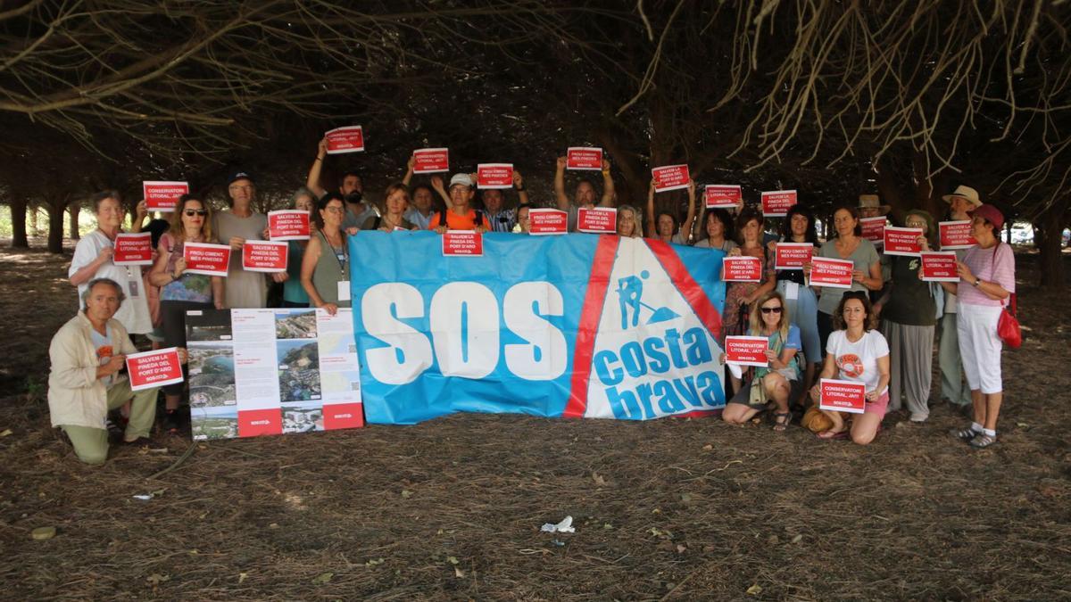 Assistents a l’acte que SOS Costa Brava va fer dissabte al matí per reclamar que s’aturi el projecte d’urbanització a Platja d’Aro. | ACN
