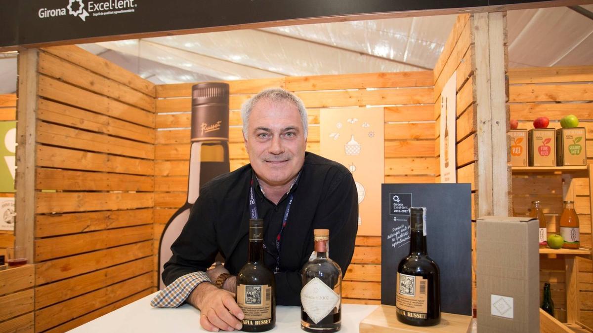 Jordi Codina, amb una ampolla de Ratafia Russet durant una exposició