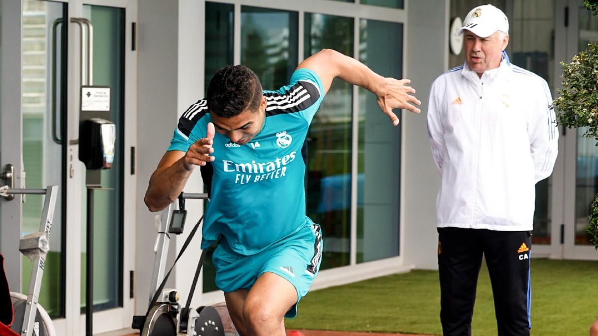 Casemiro, en el gimnasio ante la mirada de Ancelotti