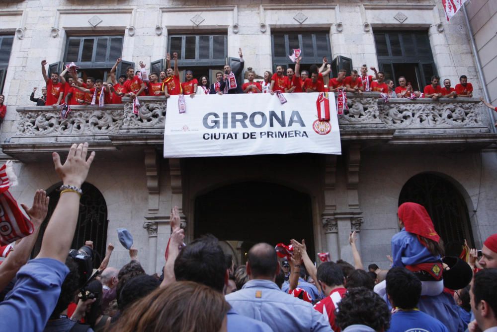 Parlaments dels jugadors del Girona al balcó de l'ajuntament