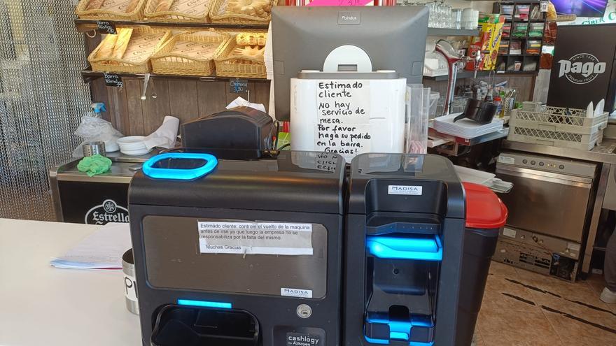 El autoservicio se expande en los bares de Mallorca: &quot;Si los clientes tenemos que llevar la comida a la mesa, que nos hagan un descuento&quot;