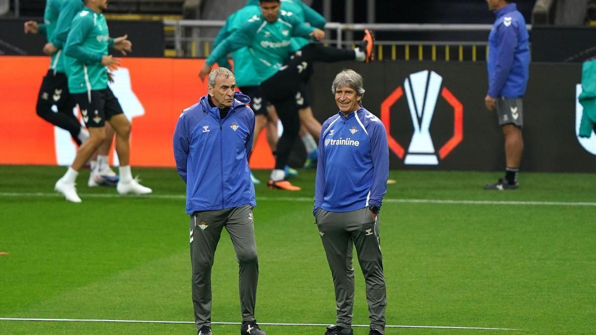 Manuel Pellegrini junto a Rubén Cousillas en el Estadio Municipal de Braga en la previa del Braga-Betis de cuartos de Europa League