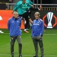 Manuel Pellegrini junto a Rubén Cousillas en el Estadio Municipal de Braga en la previa del Braga-Betis de cuartos de Europa League