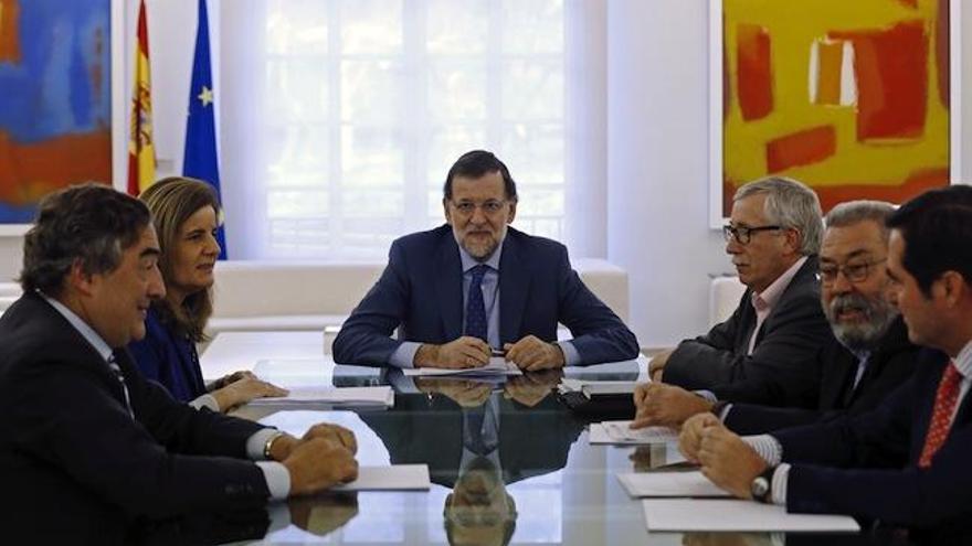 Rajoy y la ministra Báñez, con Juan Rosell, Antonio Garamendi, Cándido Méndez e Ignacio F. Toxo.