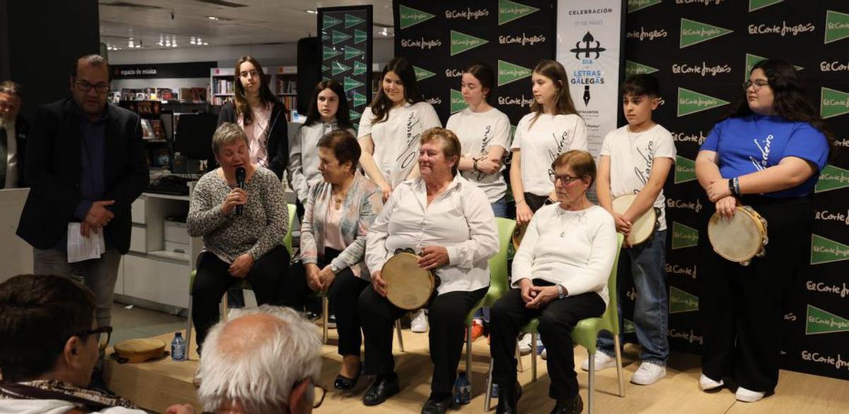 Pandeireteiras de Toutón e d’O Fiadeiro en El Corte Inglés. | A. Villar