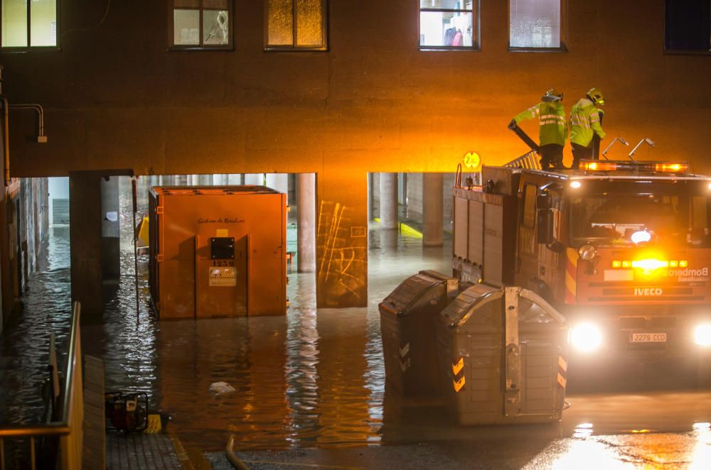 Los accesos al Hospital de San Juan están llenos de agua.