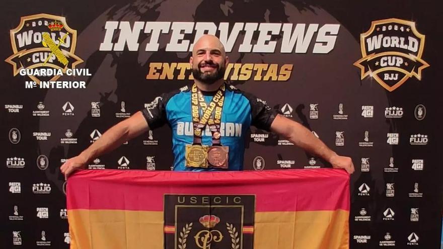 Un guardia civil de Castellón se cuelga la medalla de oro en un Mundial de artes marciales