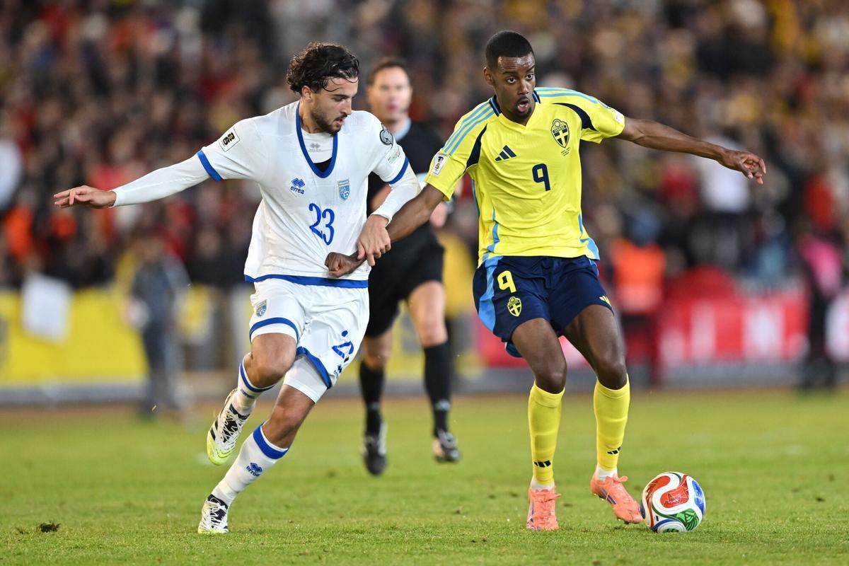 GOTHENBURG (Sweden), 13/10/2025.- Kosovo's Leon Avdullahu (L) and Sweden's Alexander Isak in action during the FIFA World Cup 2026 UEFA qualifiers soccer match between Sweden and Kosovo in Gothenburg, Sweden, 13 October 2025. (Mundial de Fútbol, Suecia, Gotemburgo) EFE/EPA/Björn Larsson Rosvall/TT SWEDEN OUT