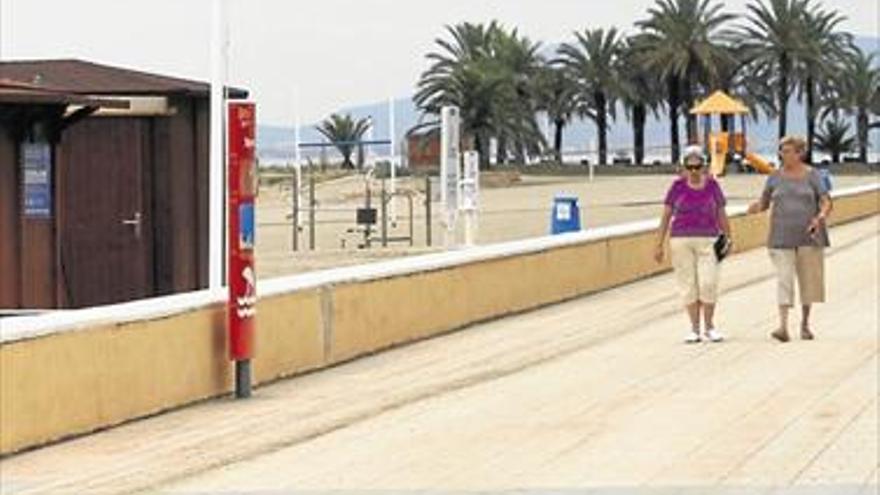 Torreblanca adecua sus playas cara al verano