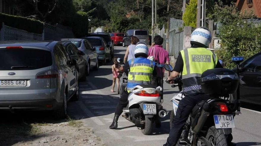 Policía Local de Cangas patrullando la zona de playas. // Santos Álvarez