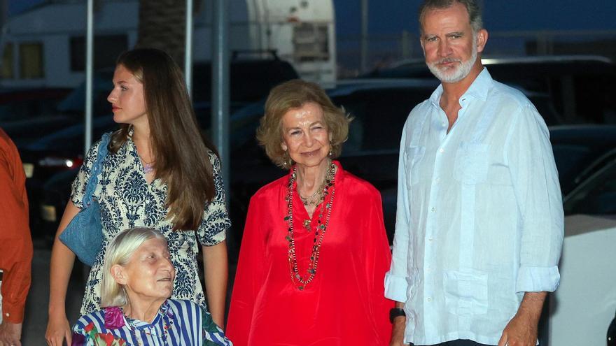 Tatiana Radziwill, junto a la princesa Leonor, la reina Sofía y Felipe VI, en una salida en verano de 2024.