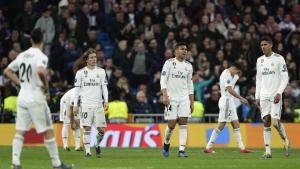 Los jugadores del Madrid se lamentan durante el partido ante el Ajax.