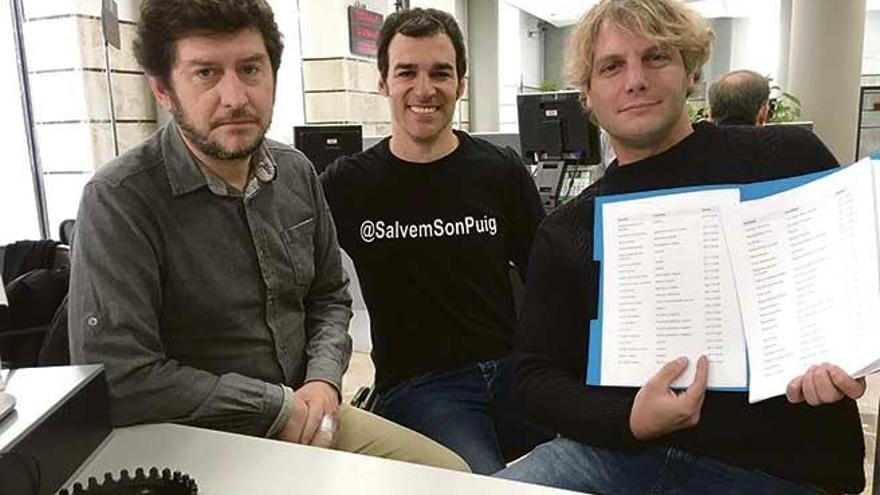 El portavoz de Podemos en el Parlament, Alberto Jarabo, y los vecinos David Segura y Bartomeu Estarellas entregaron las firmas en Cort.