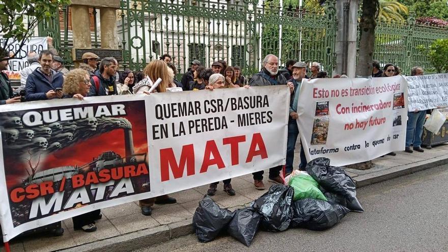 Protesta de la Plataforma contra la Quema de Basura de Mieres ante la Junta General del Principado