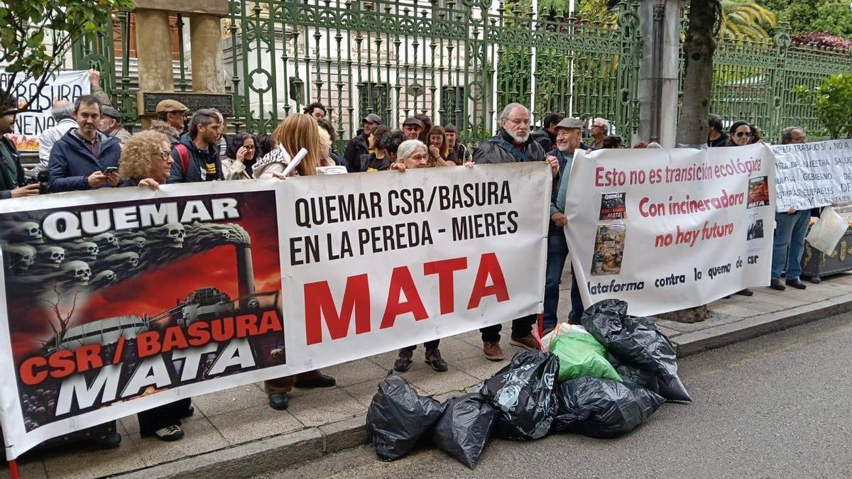 La protesta ante la Junta General.