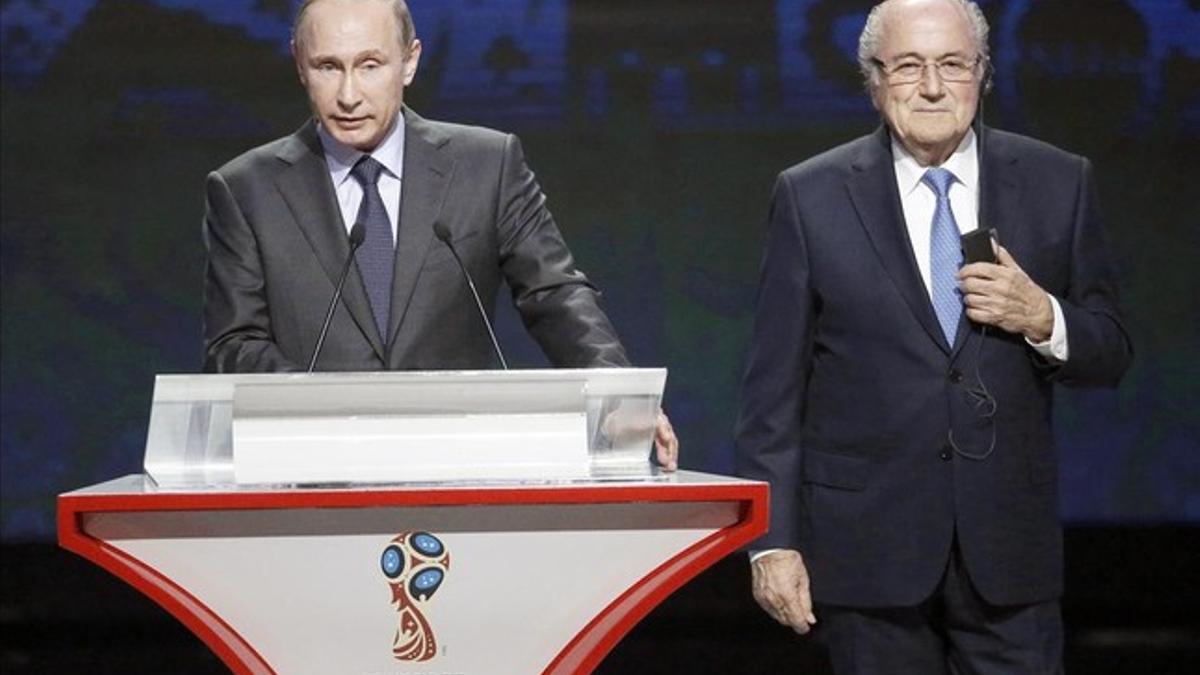 El presidente ruso, Vladimir Putin, y el presidente de la FIFA, JOseph Blatter, antes del sorteo de los grupos clasificatorios para el Mundial del 2018.
