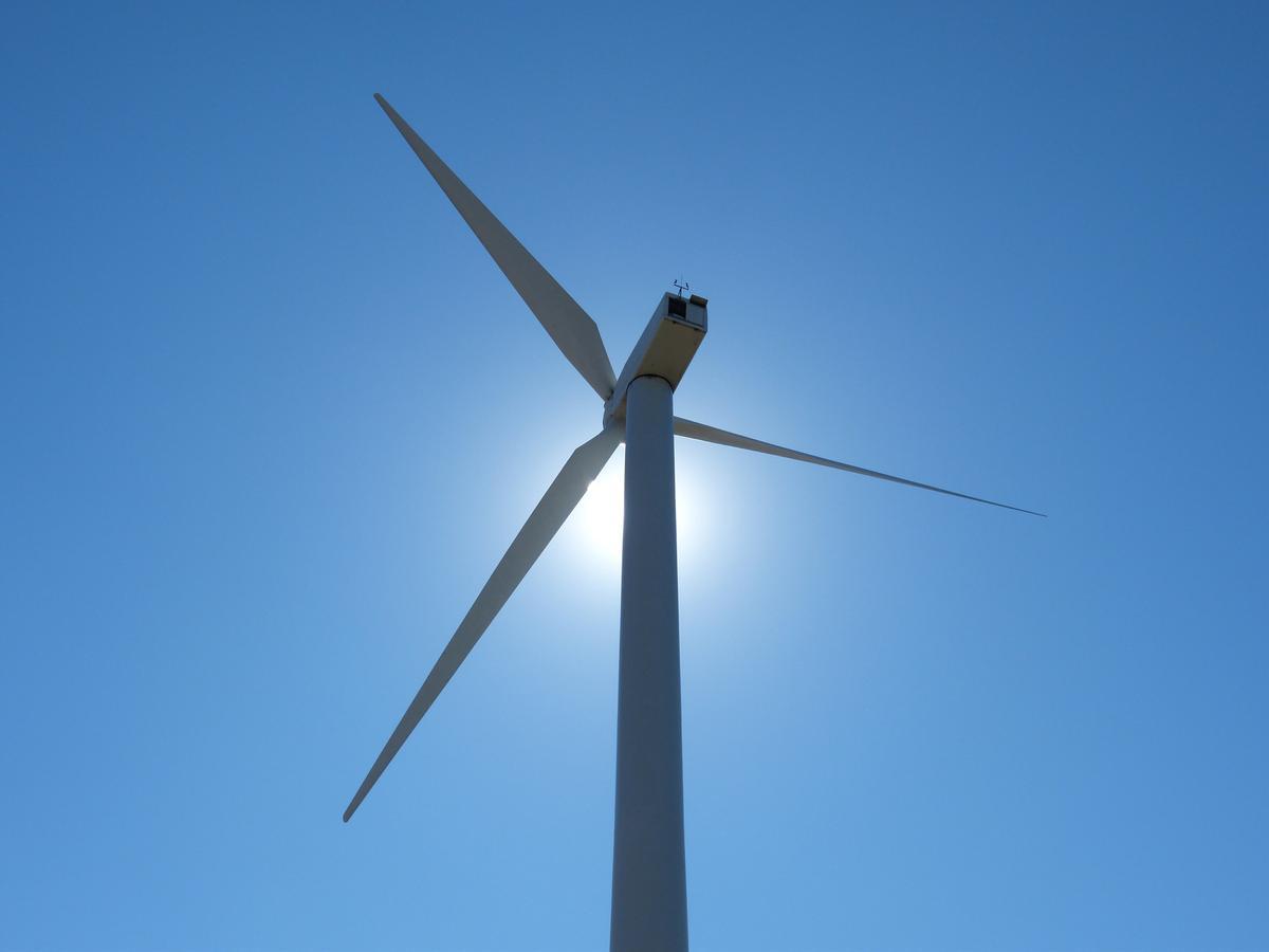 Archivo - Aerogenerador, molino de viento, energía eólica
