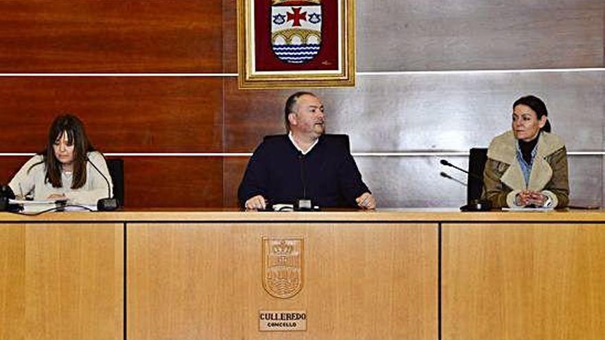 El alcalde y la interventora, a su derecha, durante un pleno.