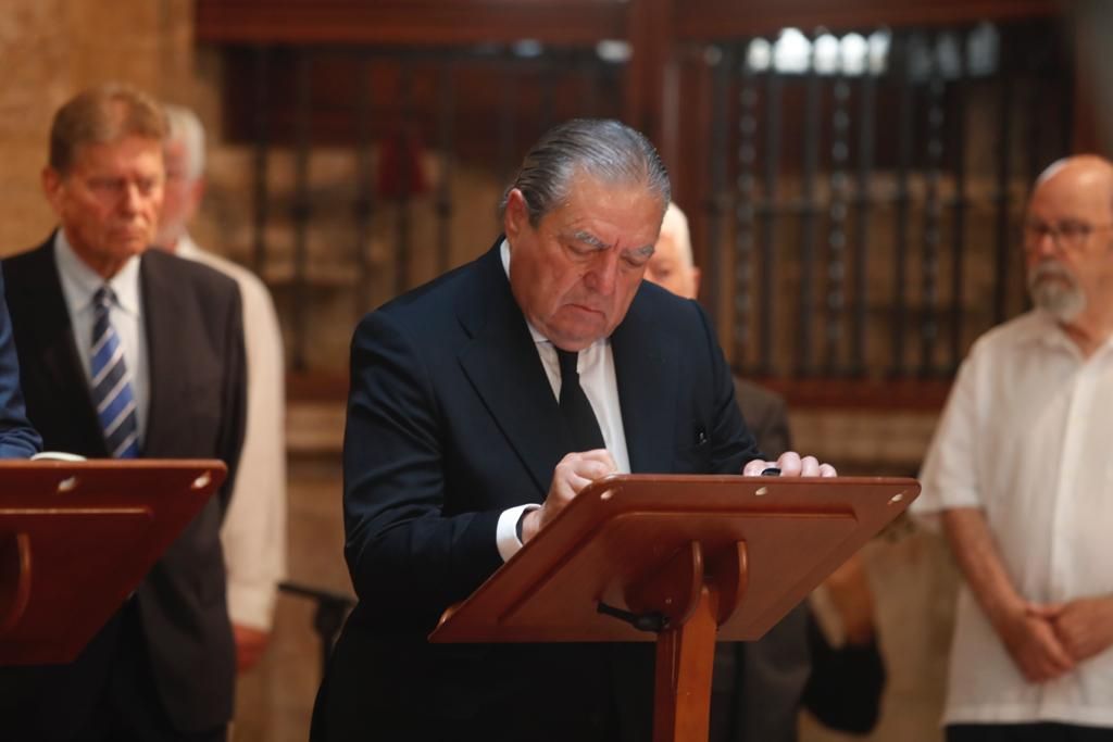 Autoridades políticas y sociales reciben el féretro de Grisolía en el Palau de la Generalitat