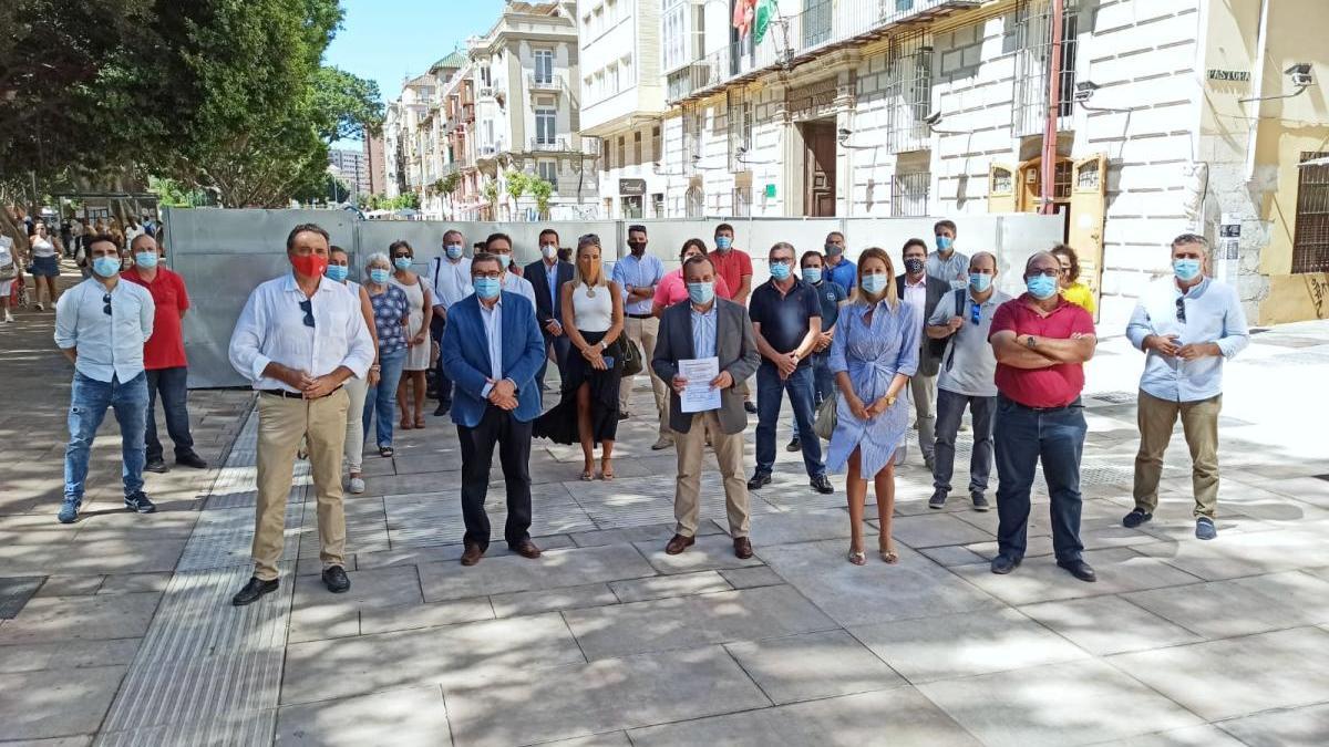 Dirigentes y alcaldes malagueños del PSOE, el pasado viernes durante una visita reivindicativa a la delegación de la Junta en Málaga.