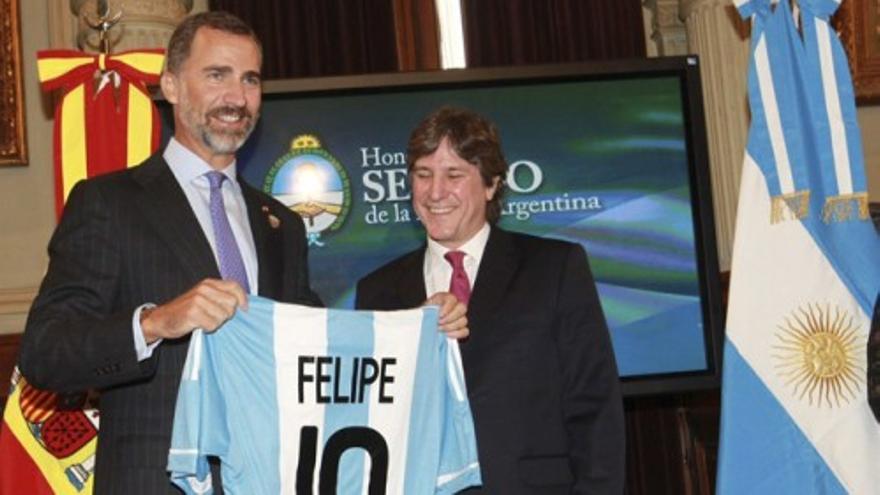El Príncipe de Asturias recibe una camiseta de Argentina