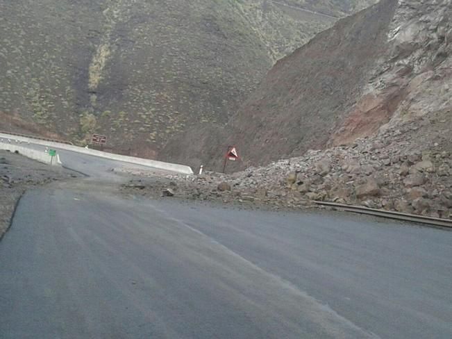 Desprendimientos en la nueva carretera de La Aldea