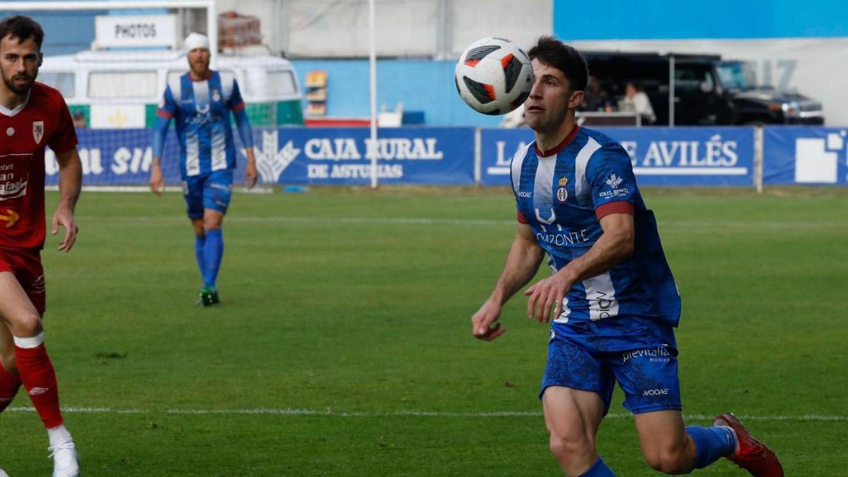 Iván Serrano avanza con el balón en el partido entre el Avilés y el Compostela en el Suárez Puerta. | |