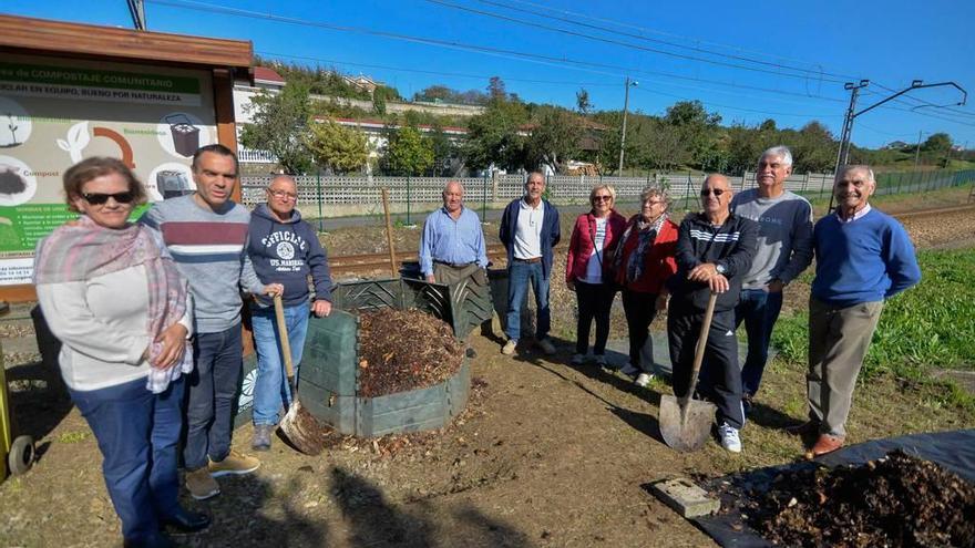 &quot;Los vecinos del edificio Topacio&quot;, ayer, con el alcalde, Iván Fernández.