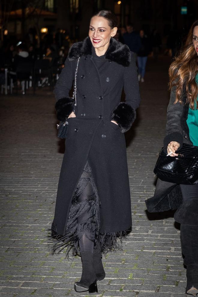 Eva González con un look total black ene l concierto de su amiga Vanesa Martín en el palacio Real de Madrid