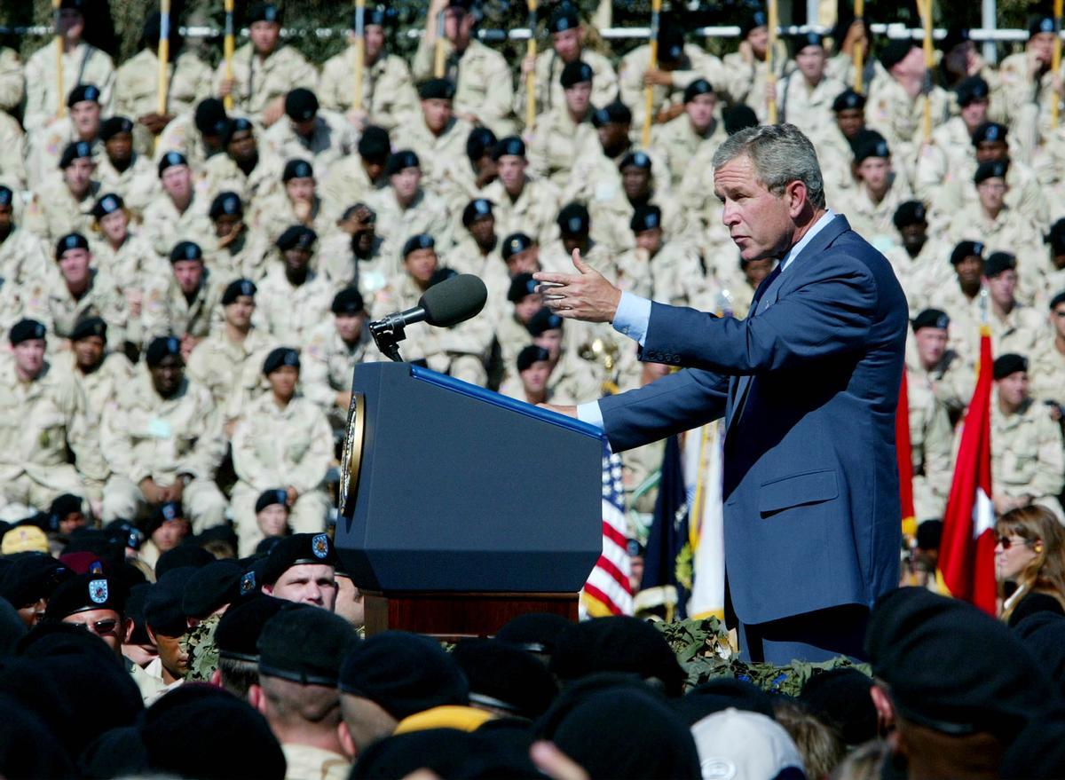 El presidente George W. Bush se dirige a los soldados en el cuartel de Infantería en Fort Stewart, Georgia, el 12 de septiembre de 2003