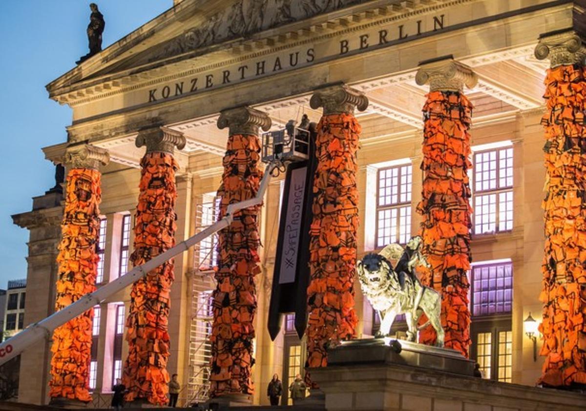 MKX793  Berlin  Germany   13 02 2016 - Workers attach life jackets used and discarded by refugees and migrants to the facade of the  Konzerthaus   Concert Hall  as part of an art installation by Chinese artist Ai Weiwei in Berlin  Germany  13 February 2016  Ai Weiwei s new art project aims to remember the fate of the many refugees who died trying to reach Europe  The artist received the life vests from the Greek island of Lesbos  Berlin s Concert Hall will be the venue of the Cinema for Peace Gala held on the sidelines of the 66th annual Berlin International Film Festival on 15 February  The  Berlinale  film festival runs from 11 to 21 February   Cine  Cine  Alemania  EFE EPA MICHAEL KAPPELER