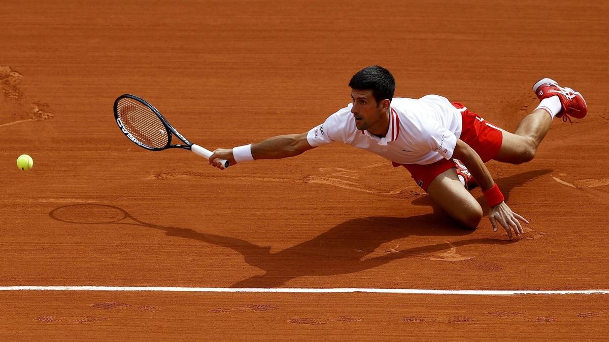 Djokovic passa d’estar grogui a fer un recital