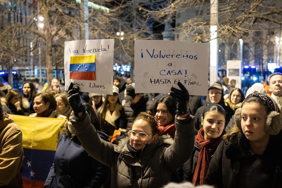 Concentración de la comunidad venezolana en defensa de la "libertad" de Venezuela en la plaza España de Zaragoza