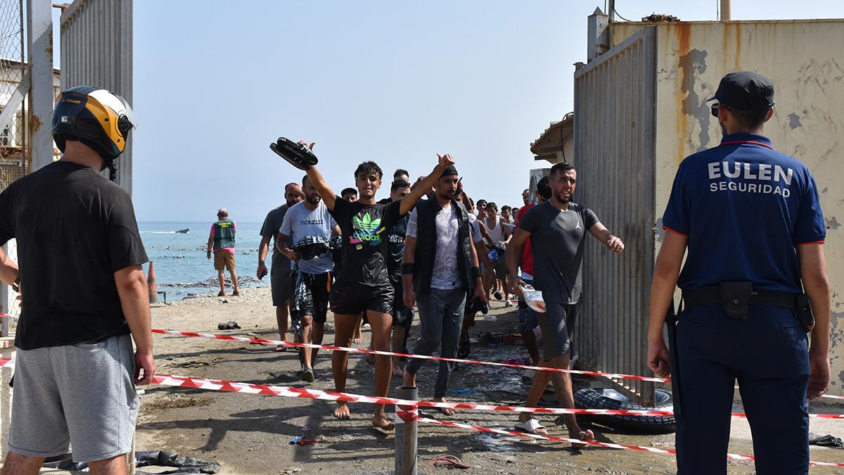Cientos de migrantes cruzan la frontera en Ceuta