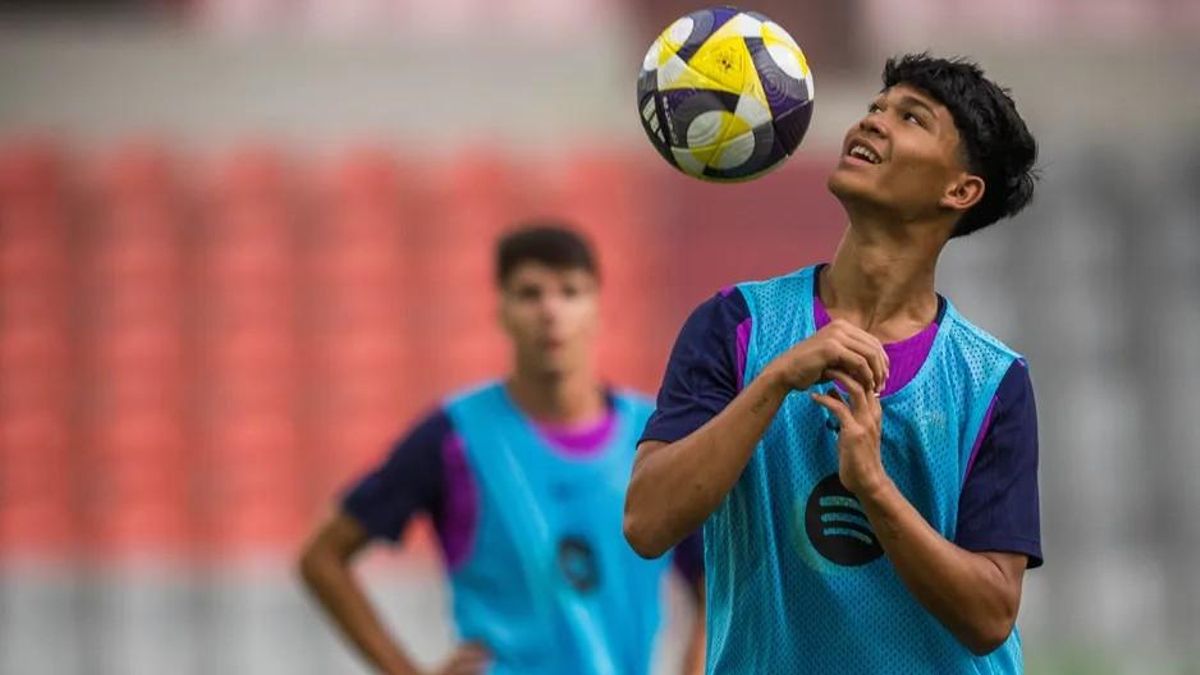 'Dro', el joven jugador del Barça (17 años), en el primer entrenamiento del equipo de Flick en Kobe.