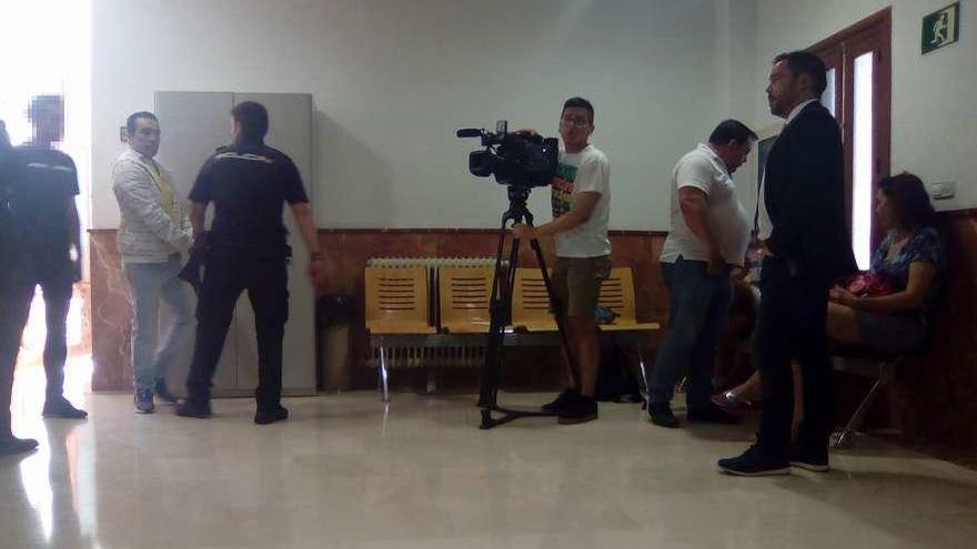 A la derecha, Vicente Fernández y su abogado, antes de entrar en la sala del juicio.