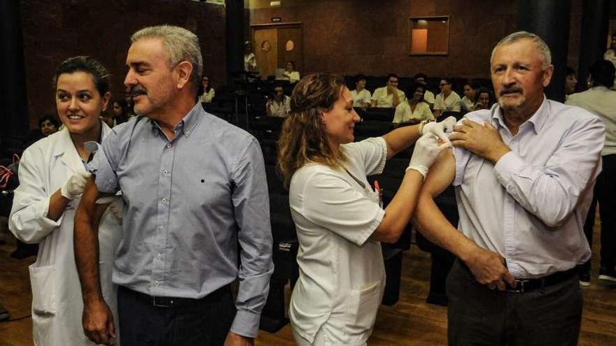 Martinez Calvo y Ramón Gómez, en el momento de la vacunación en el Hospital do Salnés. // Iñaki Abella