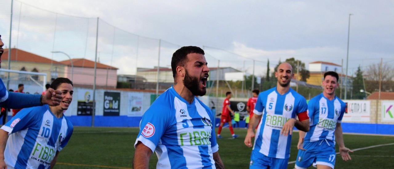 Carlos Cinta, máximo goleador, no seguirá en el Don Álvaro.